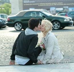 床上男女暧昧的照片,暧昧瞬间，情感纠葛